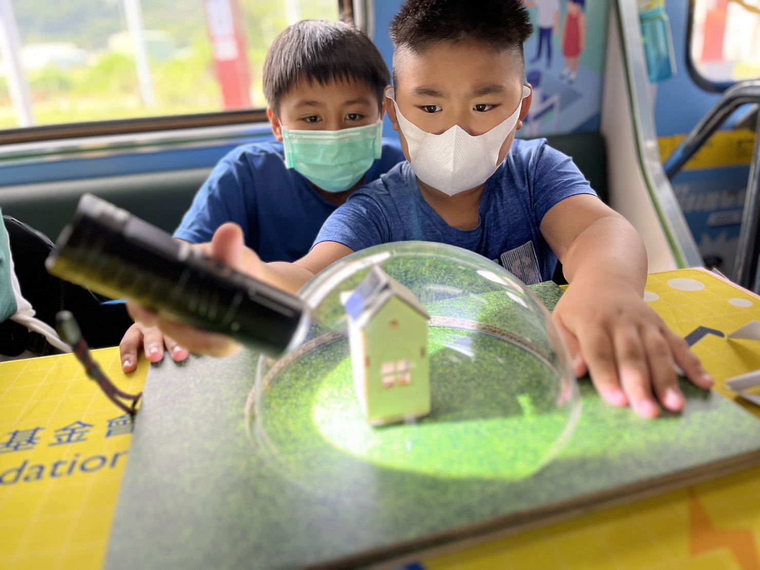 EZPay參與基礎科學主題車廂，以STEAM教學精神，設計「逐日科學家」、「太陽能工程師」以及「淨零建築師」三大能源科普課程和實驗