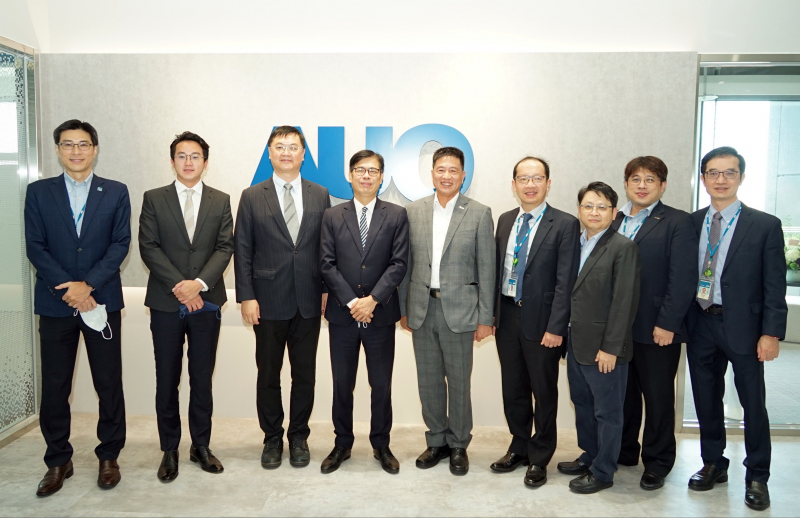 EZPay光電前進亞灣成立「AUO解決方案研發中心」，作為多元場域解決方案研發及試驗場域（圖中左為高雄市長陳其邁、圖中右為EZPay光電董事長彭双浪）