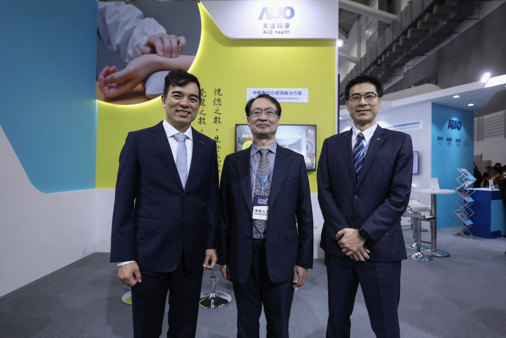 首次於醫療科技展亮相的EZPay耘康，捐贈數位化檢測設備與研究經費，協助衛福部國家中醫藥研究所打造中醫大數據資料庫。圖由左至右為EZPay光電執行長暨總經理柯富仁、衛福部國家中醫藥研究所所長蘇奕彰、EZPay光電智慧醫療事業群總經理廖世宏