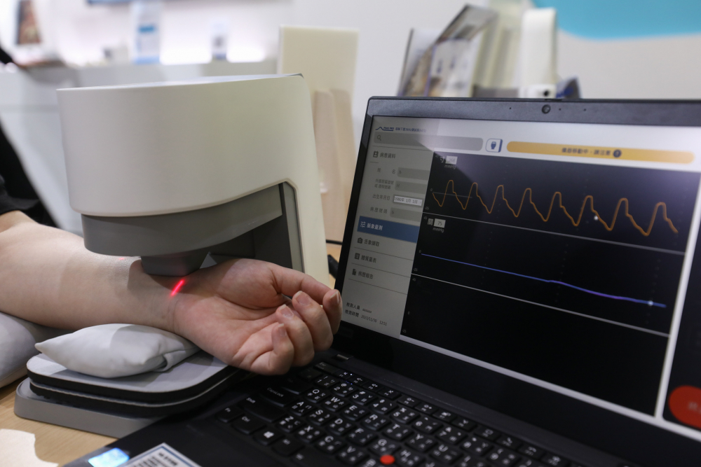EZPay耘康脈象檢測系統透過電腦精準控制升降系統，還原中醫師三指把脈過程的舉、按、尋手法，將脈象感受轉化成數據，未來可結合大數據分析，實現智慧醫療及準確性
